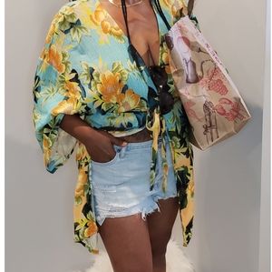 SOLD!!!New with out tags Floral kimono size M/L